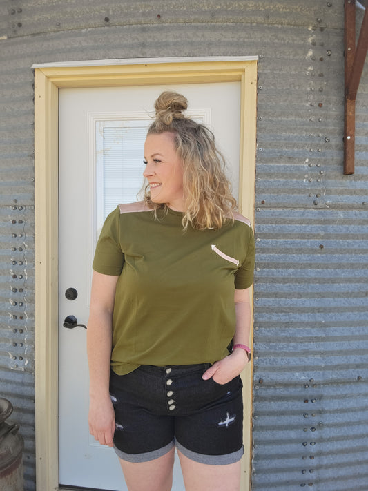 Dolly approved tee in color verde